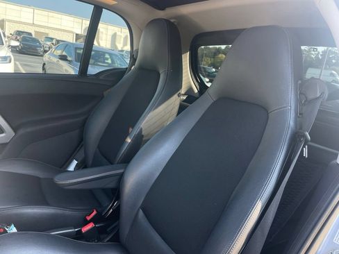 Used 2013 smart fortwo passion RWD image 21