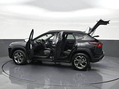 Used 2025 Chevrolet Trax LT FWD image 27