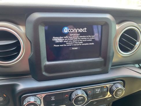 Used 2019 Jeep Wrangler Unlimited Rubicon w/ Dual Top Group AWD/4WD image 17