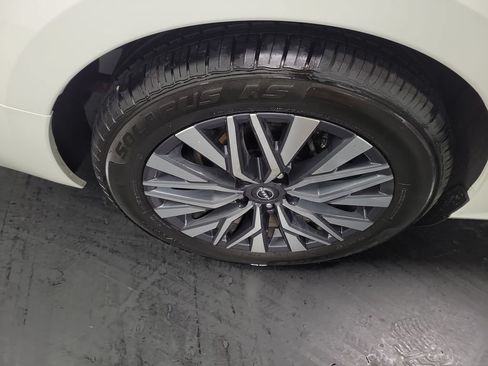 Used 2024 Nissan Altima 2.5 SV FWD image 11