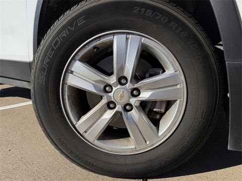 Used 2022 Chevrolet Trax LT w/ LT Convenience Package image 9