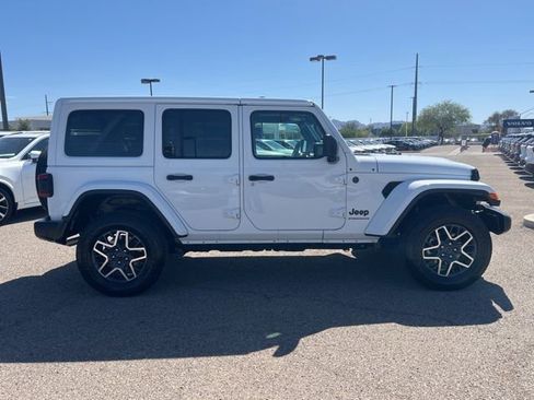 Used 2025 Jeep Wrangler Unlimited Sahara AWD/4WD image 2