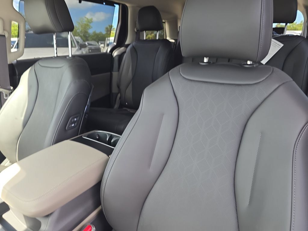New 2026 Kia Carnival EX FWD image 23