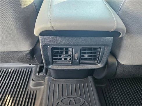 Used 2022 Toyota Venza LE image 16