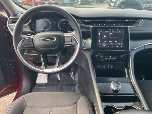 Used 2023 Jeep Grand Cherokee Laredo AWD/4WD image 4