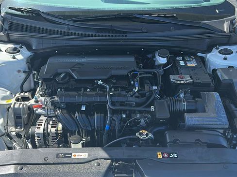 Certified 2024 Hyundai Elantra SE FWD image 3