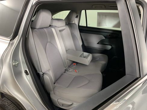 Used 2024 Toyota Highlander LE AWD/4WD image 35