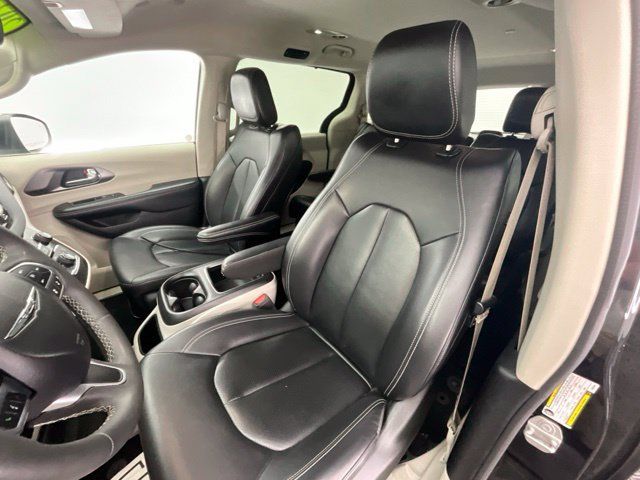 Used 2023 Chrysler Pacifica Touring-L FWD image 5