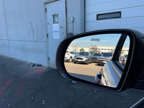 Used 2025 Jeep Compass Trailhawk image 18