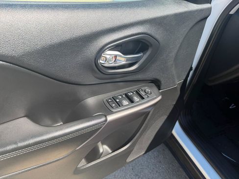 Used 2019 Jeep Cherokee Latitude w/ Popular Appearance Group FWD image 10