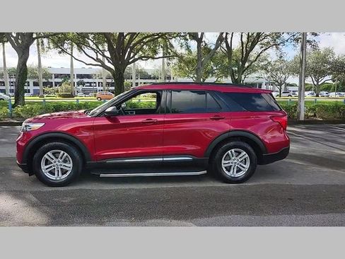 Used 2021 Ford Explorer XLT image 32