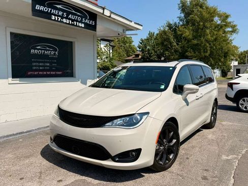 Used 2019 Chrysler Pacifica Limited w/ Advanced Safetytec Group FWD image 1