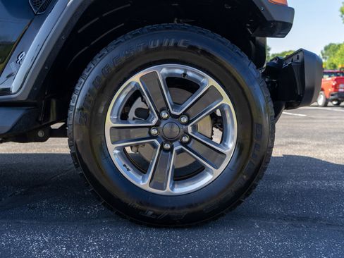 Used 2019 Jeep Wrangler Unlimited Sahara AWD/4WD image 11
