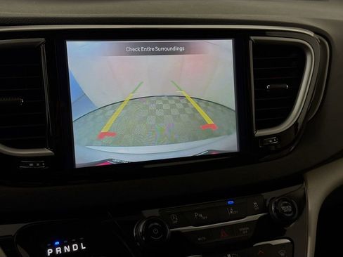 Used 2024 Chrysler Pacifica Touring-L image 17