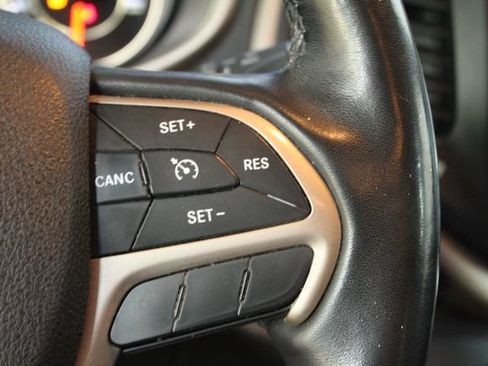 Used 2016 Jeep Cherokee Limited w/ Luxury Group AWD/4WD image 17