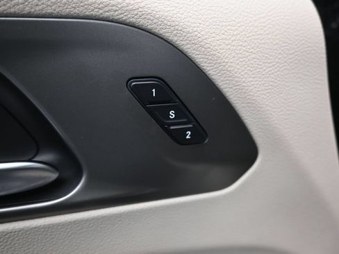 Used 2022 Chrysler Pacifica Touring-L FWD image 18