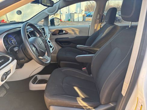 Used 2023 Chrysler Voyager LX image 24