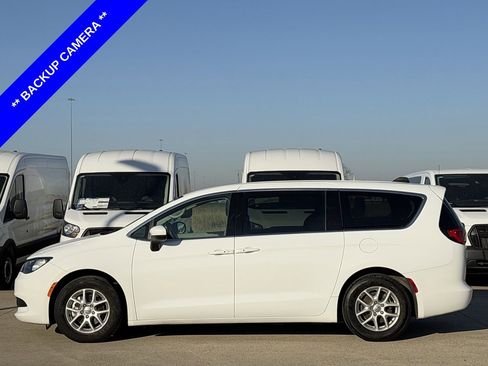 Used 2023 Chrysler Voyager LX image 3
