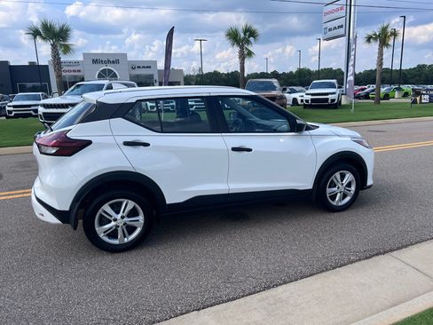 Used 2025 Nissan Kicks Play S FWD image 2