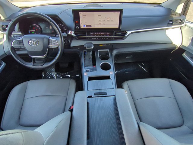Used 2025 Toyota Sienna XLE FWD image 15