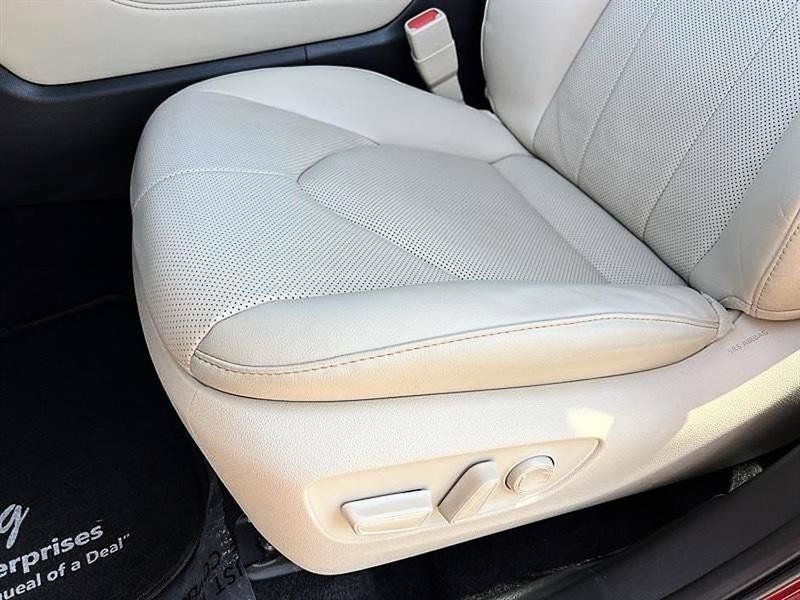 Used 2025 Toyota Highlander Limited FWD image 14