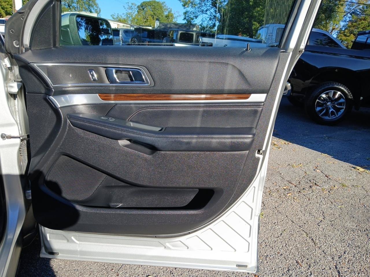 Used 2018 Ford Explorer Limited FWD image 17
