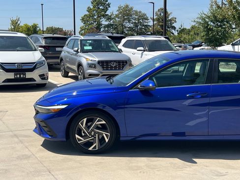 Used 2025 Hyundai Elantra Limited FWD image 7
