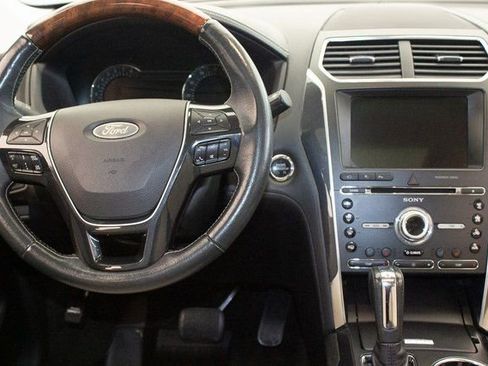 Used 2018 Ford Explorer Platinum image 18