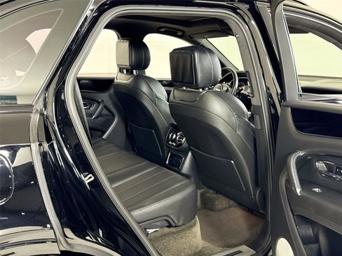 Used 2019 Bentley Bentayga image 29