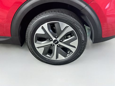 Used 2022 Kia Niro EX image 11