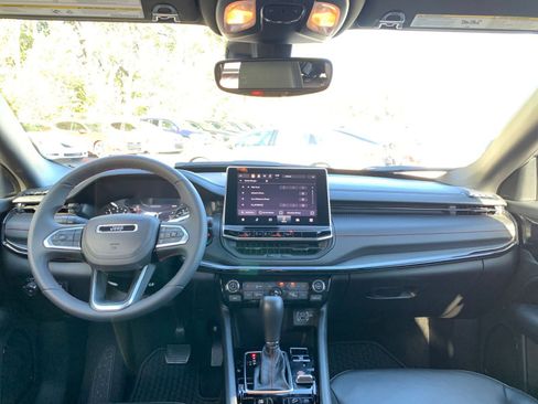 Used 2025 Jeep Compass Trailhawk image 32