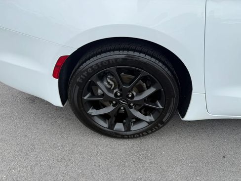Used 2025 Chrysler Pacifica Limited FWD image 23