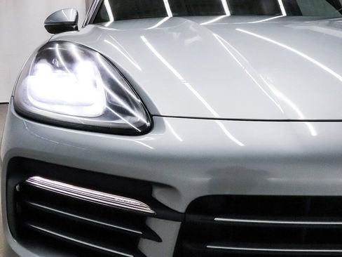 Used 2021 Porsche Cayenne w/ Premium Package image 51