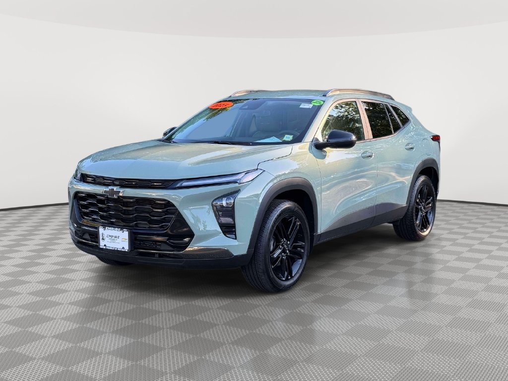 Used 2025 Chevrolet Trax ACTIV w/ Driver Confidence Package FWD image 3