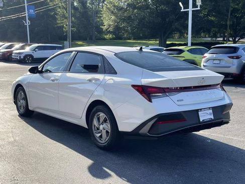 Certified 2026 Hyundai Elantra SE w/ Cargo Package FWD image 5