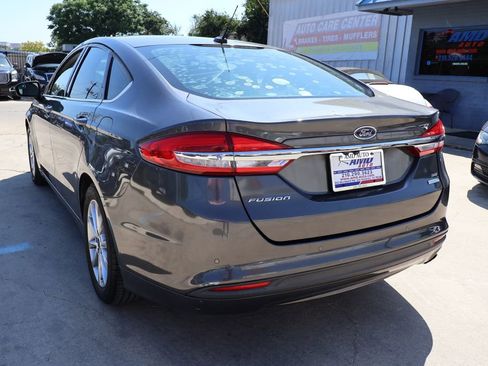 Used 2017 Ford Fusion SE w/ Fusion SE Technology Package FWD image 5