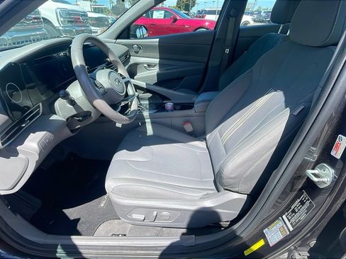 Used 2022 Hyundai Elantra SEL w/ Convenience + Premium Package FWD image 3