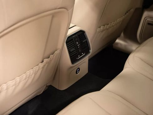 Certified 2025 Porsche Macan image 34