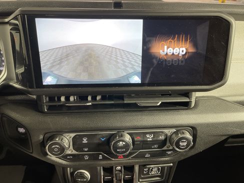 Used 2024 Jeep Gladiator Sport image 22