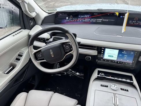 New 2026 Lincoln Navigator Premiere image 14