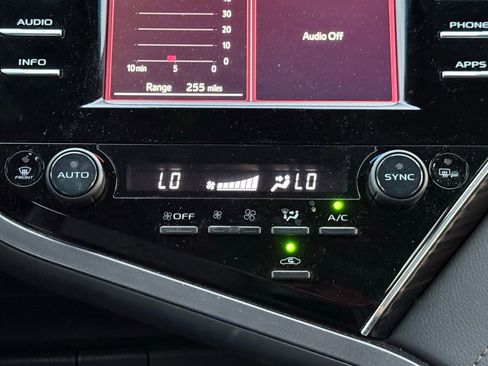 Used 2018 Toyota Camry XLE FWD image 21