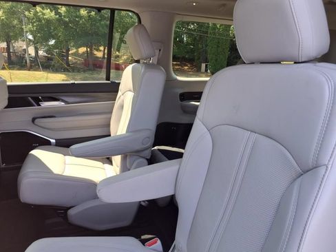 Used 2024 Jeep Wagoneer L Series III w/ Premium Group I AWD/4WD image 7