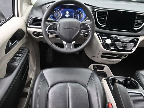Used 2023 Chrysler Pacifica Touring-L FWD image 16