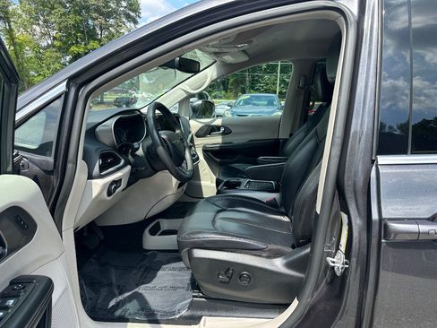 Used 2022 Chrysler Pacifica Touring-L FWD image 9