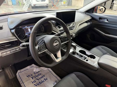 Used 2025 Nissan Altima 2.5 SV w/ SV Premium Package FWD image 11
