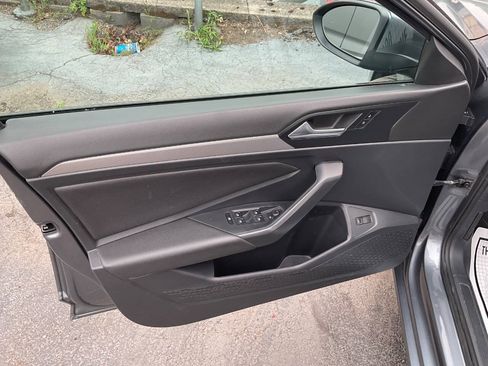 Used 2019 Volkswagen Jetta SE w/ Cold Weather Package FWD image 19