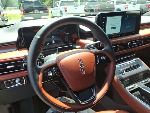 Used 2025 Lincoln Aviator Reserve AWD/4WD image 6