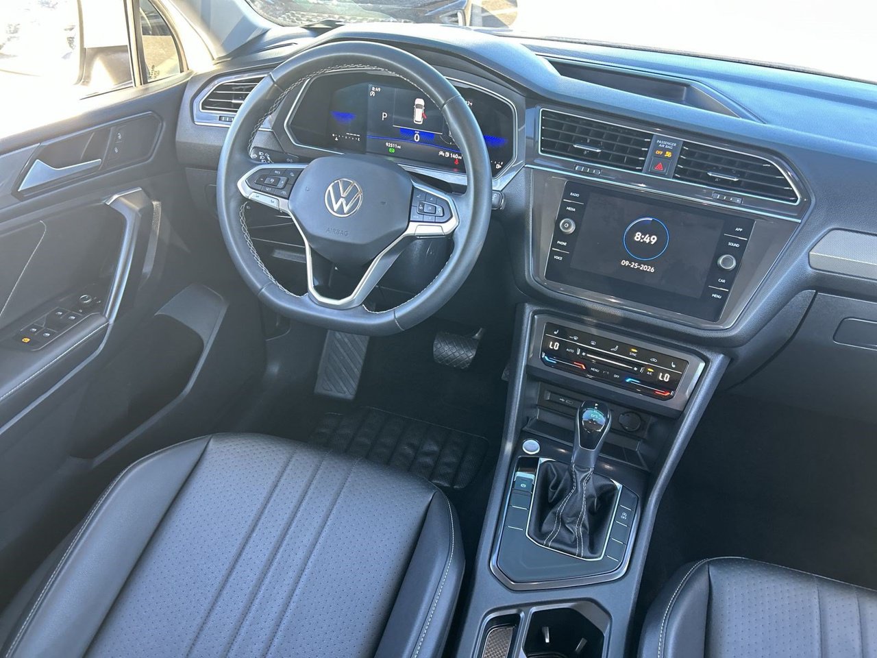 Used 2022 Volkswagen Tiguan SE w/ Panoramic Sunroof Package FWD image 11
