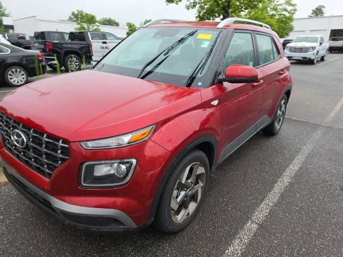 Used 2024 Hyundai Venue SEL FWD image 1