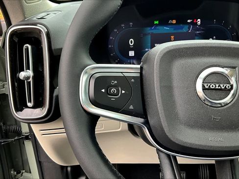 Certified 2023 Volvo XC40 B5 Ultimate w/ Protection Package Premier image 22
